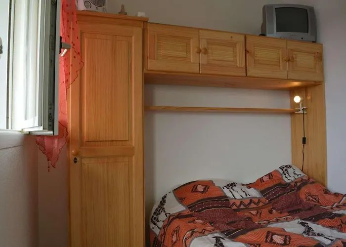 Agreable Situe Dans Un Quartier Calme Cyprien Sc050-040d Apartman